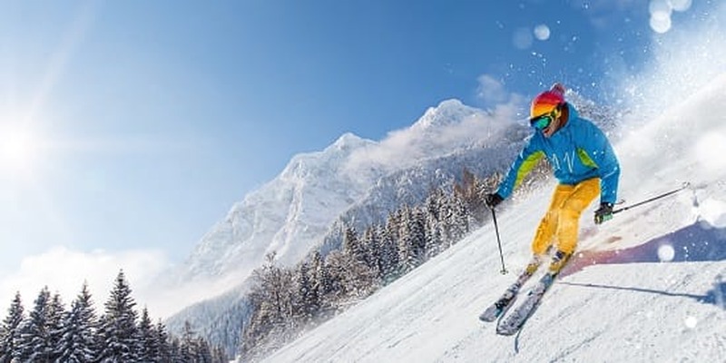 Sciatore su una pista battuta in Italia