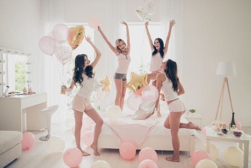 Festa tra amiche per un addio al nubilato