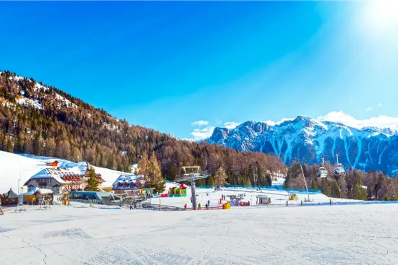 Piste e impianti in un comprensorio sciistico