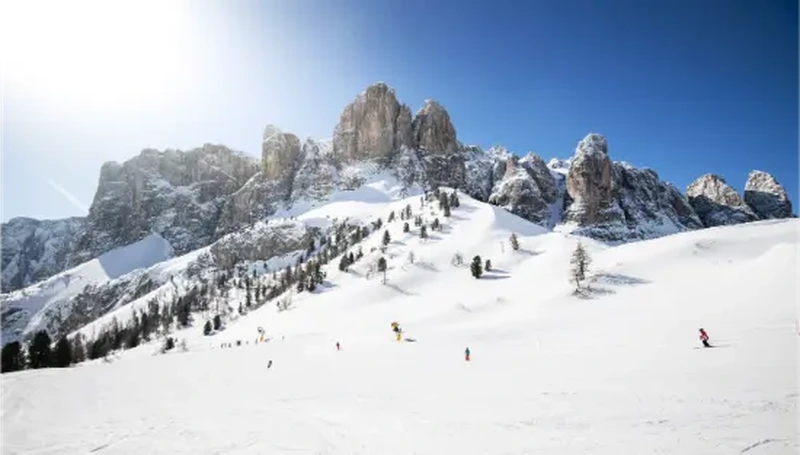 Sciatore su pista ampia nelle Dolomiti