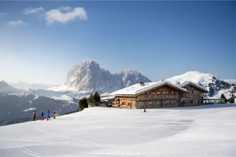 Sciatore in movimento sulle Dolomiti