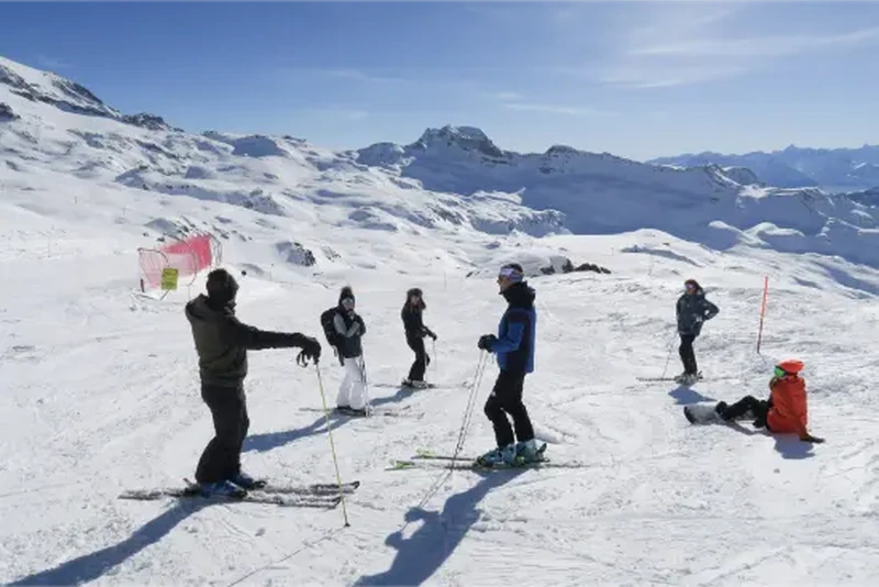 Sciatore con bastoncini su pista battuta