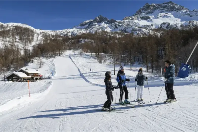 Panorama innevato di Valtournenche durante una giornata sugli sci