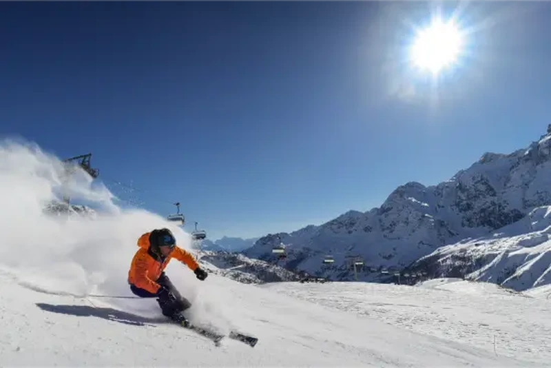 Sciatore in posizione controllata su pista battuta