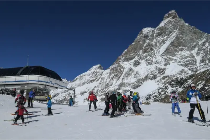 Sciatori su una pista battuta a Breuil-Cervinia