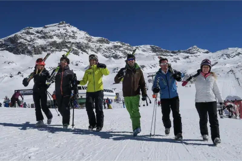Gruppo di sciatori su una pista facile