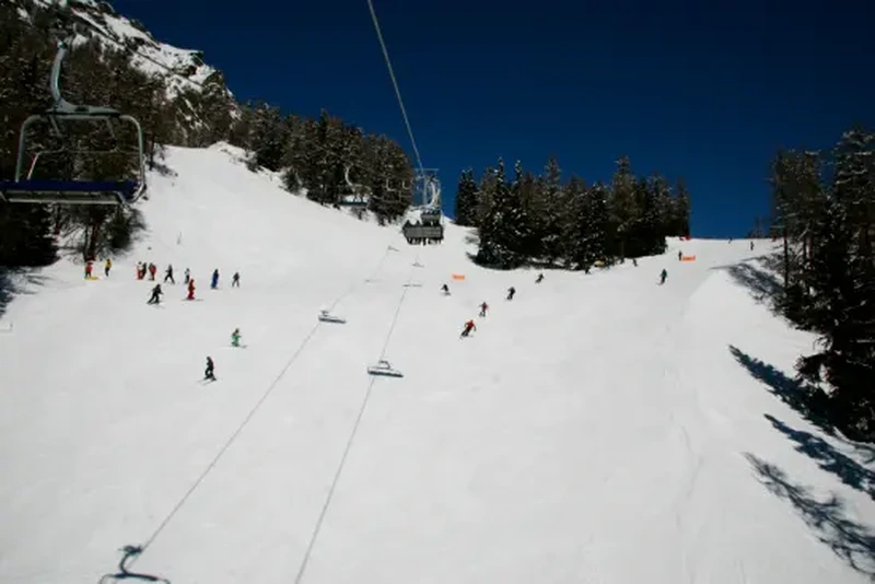 Atmosfera invernale ai piedi del Cervino durante le feste